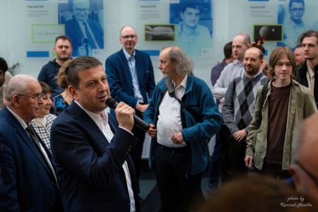 Spotkanie wigilijne w Instytucie Fizyki - kadry z wykładu i poczęstunku . Kliknij, aby powiększyć zdjęcie.