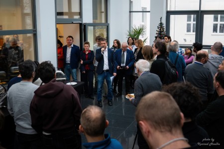 Spotkanie wigilijne w Instytucie Fizyki - kadry z wykładu i poczęstunku . Kliknij, aby powiększyć zdjęcie.