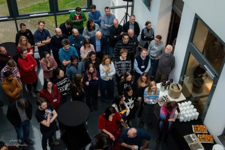 Spotkanie wigilijne w Instytucie Fizyki - kadry z wykładu i poczęstunku . Kliknij, aby powiększyć zdjęcie.