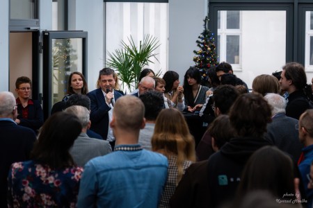 Spotkanie wigilijne w Instytucie Fizyki - kadry z wykładu i poczęstunku . Kliknij, aby powiększyć zdjęcie.