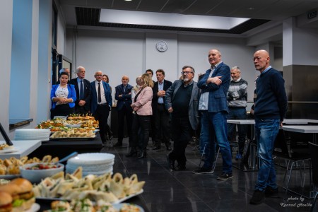 Spotkanie wigilijne w Instytucie Fizyki - kadry z wykładu i poczęstunku . Kliknij, aby powiększyć zdjęcie.