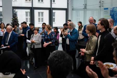 Spotkanie wigilijne w Instytucie Fizyki - kadry z wykładu i poczęstunku . Kliknij, aby powiększyć zdjęcie.