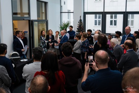 Spotkanie wigilijne w Instytucie Fizyki - kadry z wykładu i poczęstunku . Kliknij, aby powiększyć zdjęcie.