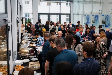 Spotkanie wigilijne w Instytucie Fizyki - kadry z wykładu i poczęstunku . Kliknij, aby powiększyć zdjęcie.