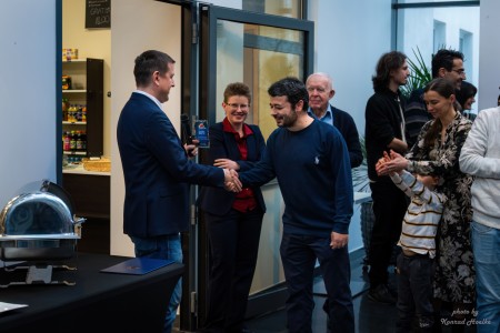 Spotkanie wigilijne w Instytucie Fizyki - kadry z wykładu i poczęstunku . Kliknij, aby powiększyć zdjęcie.