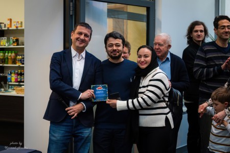 Spotkanie wigilijne w Instytucie Fizyki - kadry z wykładu i poczęstunku . Kliknij, aby powiększyć zdjęcie.