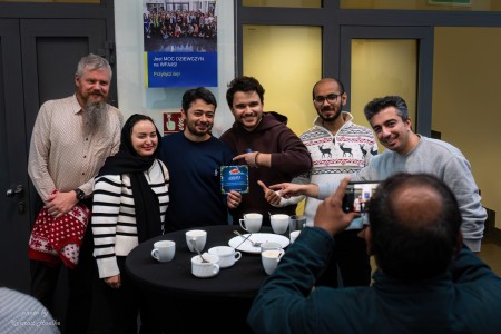 Spotkanie wigilijne w Instytucie Fizyki - kadry z wykładu i poczęstunku . Kliknij, aby powiększyć zdjęcie.