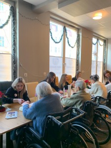 Studenci dla Seniorów - Dzień Relaksu w Domu Seniora w Bydgoszczy. Kliknij, aby powiększyć zdjęcie.