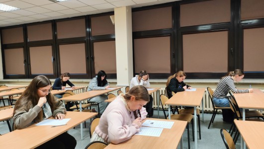 kilka osób w sali wykładowej rozwiązuje test. Kliknij, aby powiększyć zdjęcie.