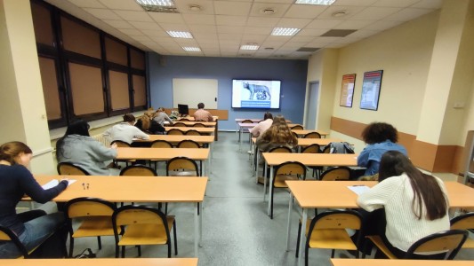 kilka osób w sali wykładowej rozwiązuje test. Kliknij, aby powiększyć zdjęcie.