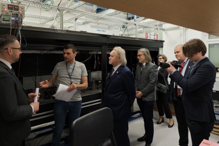 Kadry z wizyty w Instytucie Fizyki . Kliknij, aby powiększyć zdjęcie.