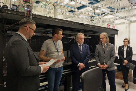 Kadry z wizyty w Instytucie Fizyki . Kliknij, aby powiększyć zdjęcie.