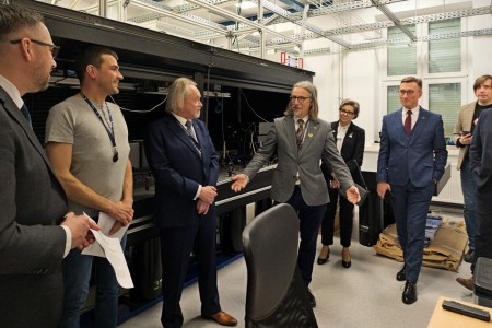 Kadry z wizyty w Instytucie Fizyki . Kliknij, aby powiększyć zdjęcie.