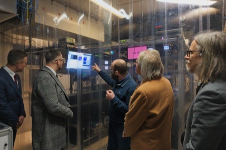 Kadry z wizyty w Instytucie Fizyki . Kliknij, aby powiększyć zdjęcie.