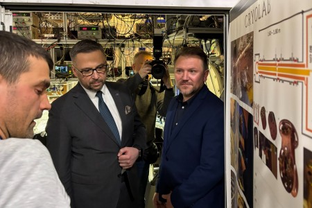 Kadry z wizyty w Instytucie Fizyki . Kliknij, aby powiększyć zdjęcie.