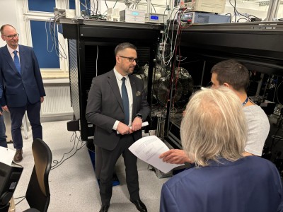 Kadry z wizyty w Instytucie Fizyki . Kliknij, aby powiększyć zdjęcie.