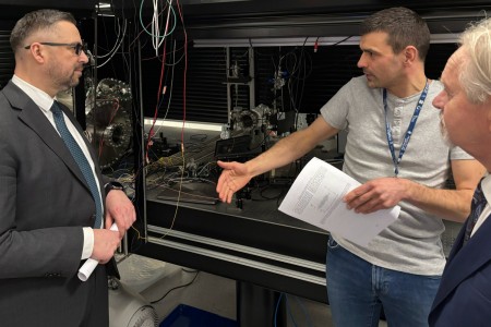 Kadry z wizyty w Instytucie Fizyki . Kliknij, aby powiększyć zdjęcie.