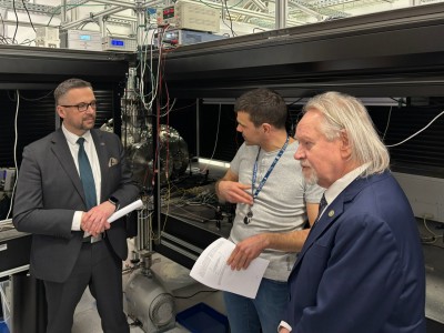 Kadry z wizyty w Instytucie Fizyki . Kliknij, aby powiększyć zdjęcie.