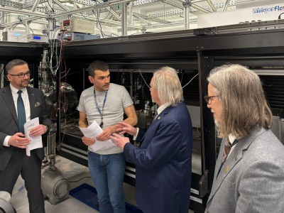 Kadry z wizyty w Instytucie Fizyki . Kliknij, aby powiększyć zdjęcie.