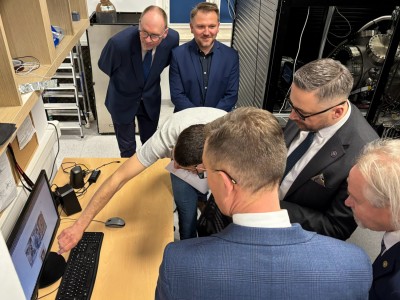 Kadry z wizyty w Instytucie Fizyki . Kliknij, aby powiększyć zdjęcie.