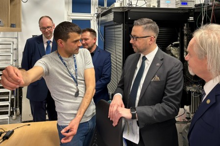 Kadry z wizyty w Instytucie Fizyki . Kliknij, aby powiększyć zdjęcie.