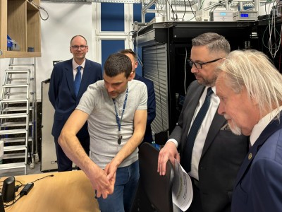 Kadry z wizyty w Instytucie Fizyki . Kliknij, aby powiększyć zdjęcie.