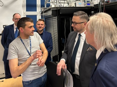 Kadry z wizyty w Instytucie Fizyki . Kliknij, aby powiększyć zdjęcie.