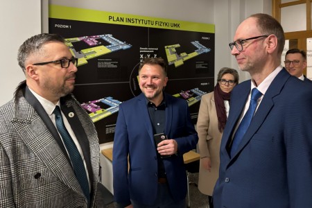 Kadry z wizyty w Instytucie Fizyki . Kliknij, aby powiększyć zdjęcie.