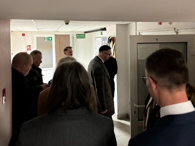 Kadry z wizyty w Instytucie Fizyki . Kliknij, aby powiększyć zdjęcie.