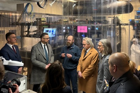 Kadry z wizyty w Instytucie Fizyki . Kliknij, aby powiększyć zdjęcie.