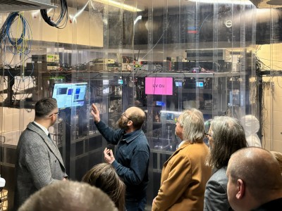 Kadry z wizyty w Instytucie Fizyki . Kliknij, aby powiększyć zdjęcie.