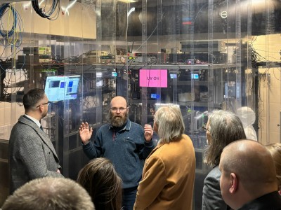 Kadry z wizyty w Instytucie Fizyki . Kliknij, aby powiększyć zdjęcie.