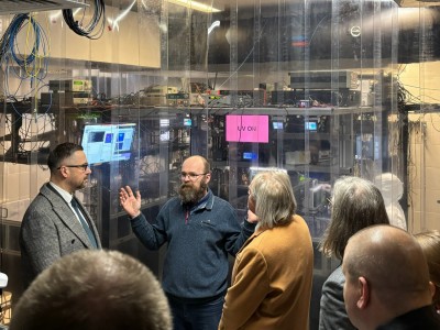 Kadry z wizyty w Instytucie Fizyki . Kliknij, aby powiększyć zdjęcie.