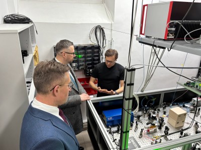 Kadry z wizyty w Instytucie Fizyki . Kliknij, aby powiększyć zdjęcie.