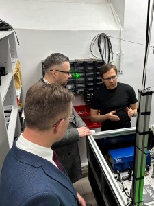 Kadry z wizyty w Instytucie Fizyki . Kliknij, aby powiększyć zdjęcie.