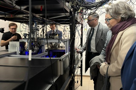 Kadry z wizyty w Instytucie Fizyki . Kliknij, aby powiększyć zdjęcie.