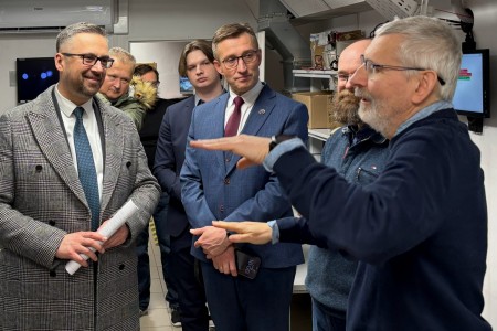 Kadry z wizyty w Instytucie Fizyki . Kliknij, aby powiększyć zdjęcie.