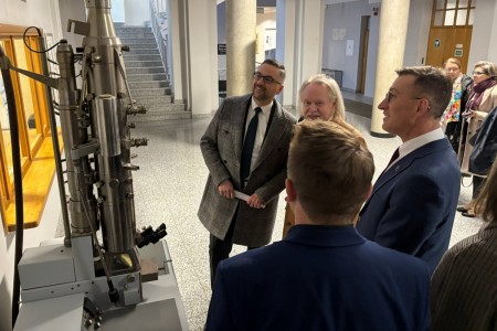 Kadry z wizyty w Instytucie Fizyki . Kliknij, aby powiększyć zdjęcie.