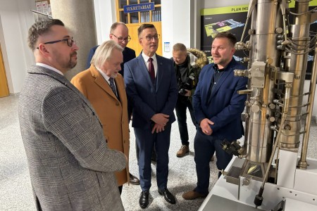 Kadry z wizyty w Instytucie Fizyki . Kliknij, aby powiększyć zdjęcie.