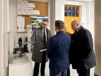 Kadry z wizyty w Instytucie Fizyki . Kliknij, aby powiększyć zdjęcie.