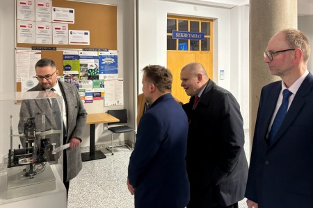 Kadry z wizyty w Instytucie Fizyki . Kliknij, aby powiększyć zdjęcie.