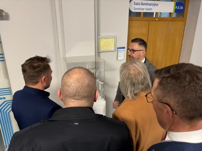 Kadry z wizyty w Instytucie Fizyki . Kliknij, aby powiększyć zdjęcie.