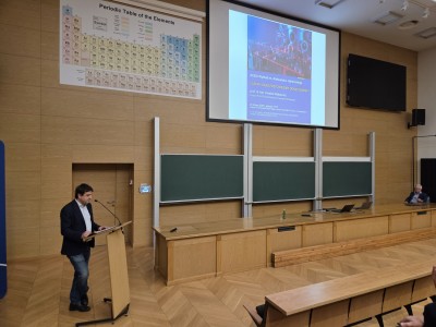 Kadry z wykładu w Audytorium Aleksandra Jabłońskiego. Kliknij, aby powiększyć zdjęcie.