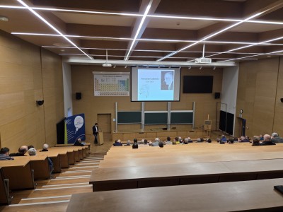 Kadry z wykładu w Audytorium Aleksandra Jabłońskiego. Kliknij, aby powiększyć zdjęcie.