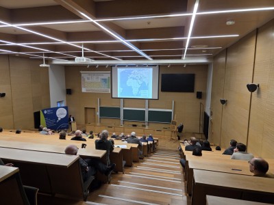 Kadry z wykładu w Audytorium Aleksandra Jabłońskiego. Kliknij, aby powiększyć zdjęcie.