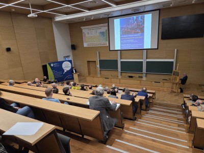 Kadry z wykładu w Audytorium Aleksandra Jabłońskiego. Kliknij, aby powiększyć zdjęcie.