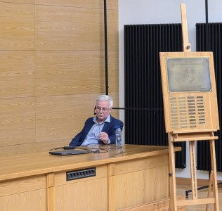 Kadry z wykładu w Audytorium Aleksandra Jabłońskiego. Kliknij, aby powiększyć zdjęcie.