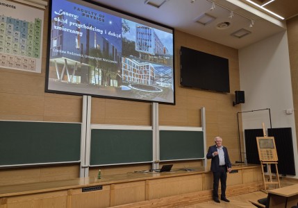 Kadry z wykładu w Audytorium Aleksandra Jabłońskiego. Kliknij, aby powiększyć zdjęcie.