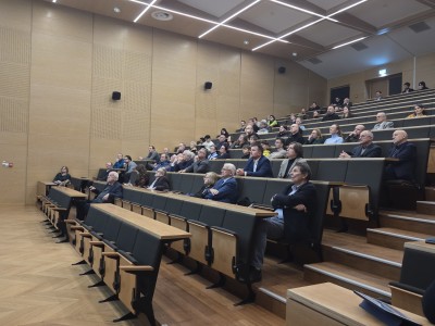 Kadry z wykładu w Audytorium Aleksandra Jabłońskiego. Kliknij, aby powiększyć zdjęcie.