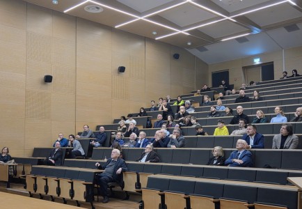 Kadry z wykładu w Audytorium Aleksandra Jabłońskiego. Kliknij, aby powiększyć zdjęcie.